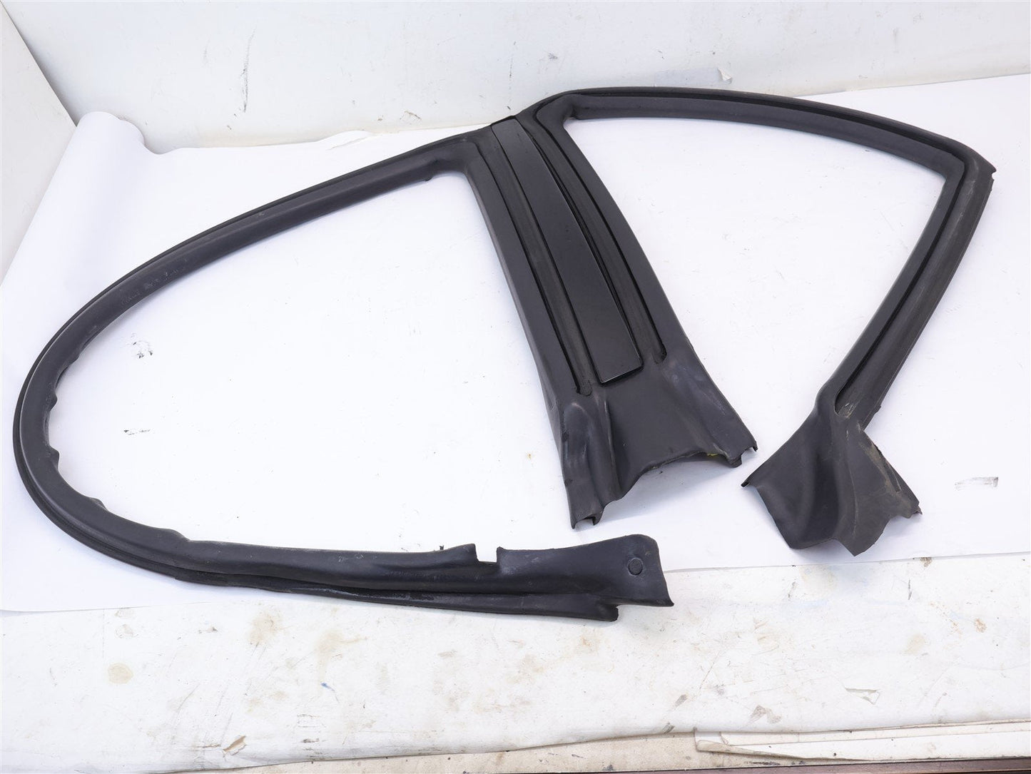 2005-2009 Subaru Legacy GT Sedan Driver Exterior B Pillar Trim Panel Seal LH OEM