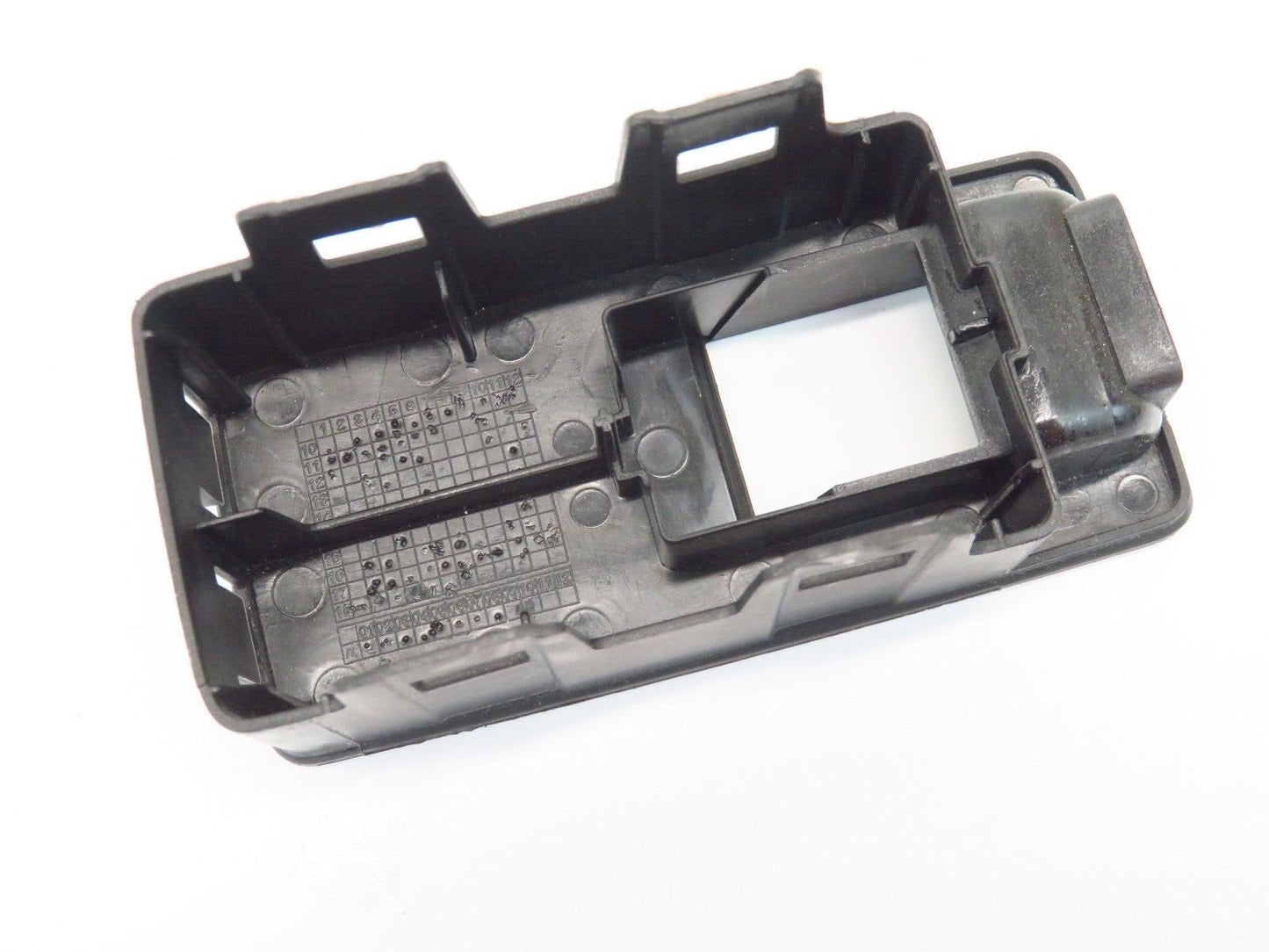 2018-2020 Buick Regal TourX RH Rear Seat Switch Trim Folding Passenger 18-20