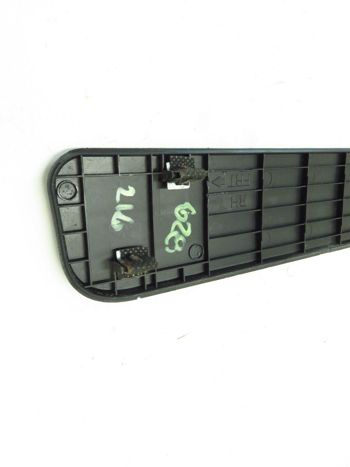 2009-2012 Hyundai Genesis Coupe Passenger Door Sill Scuff Trim Step RH OEM 09-12