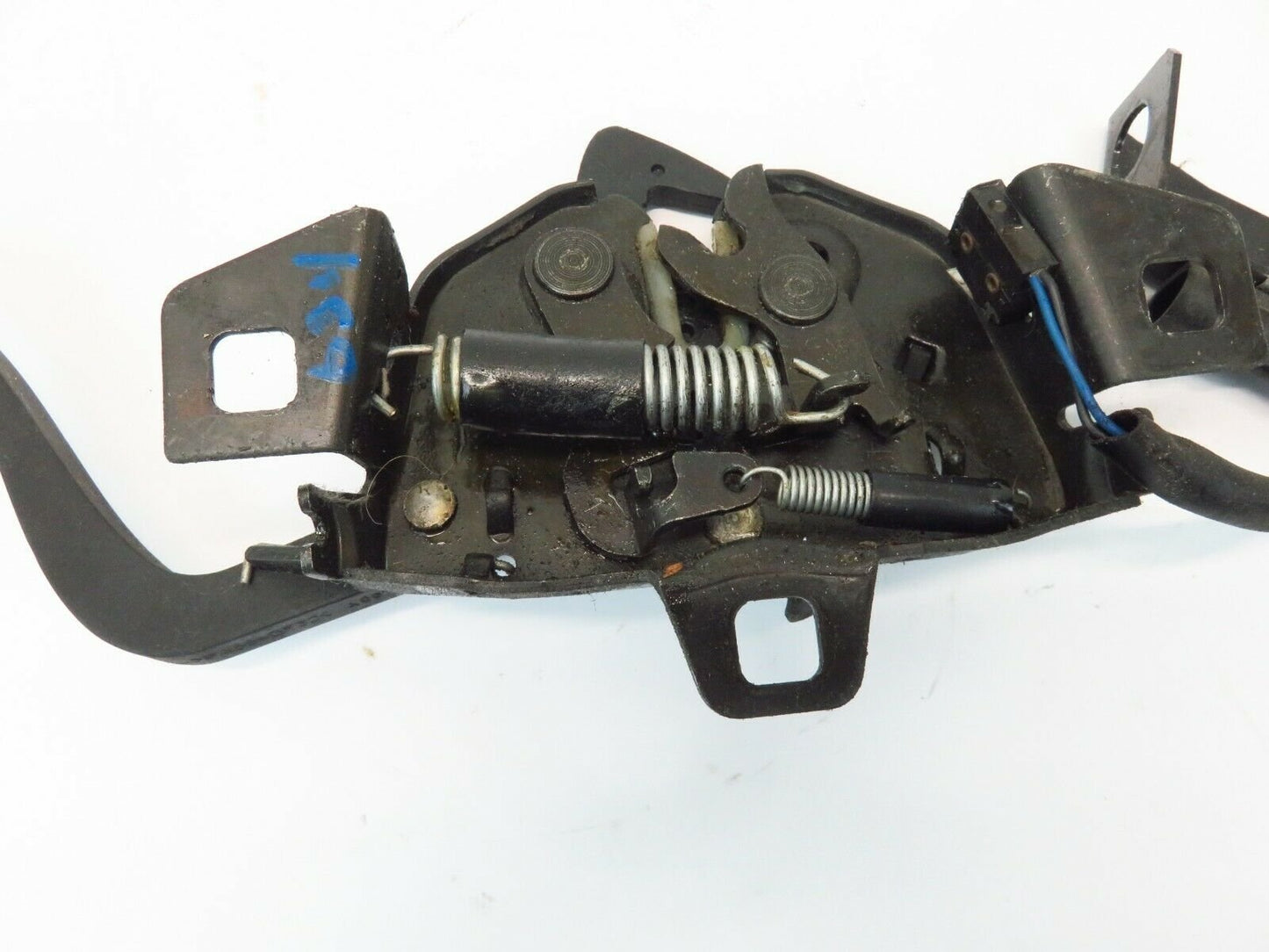 2006 Maserati Quattroporte Hood Lock Latch Catch Assembly 04-08 OEM M139