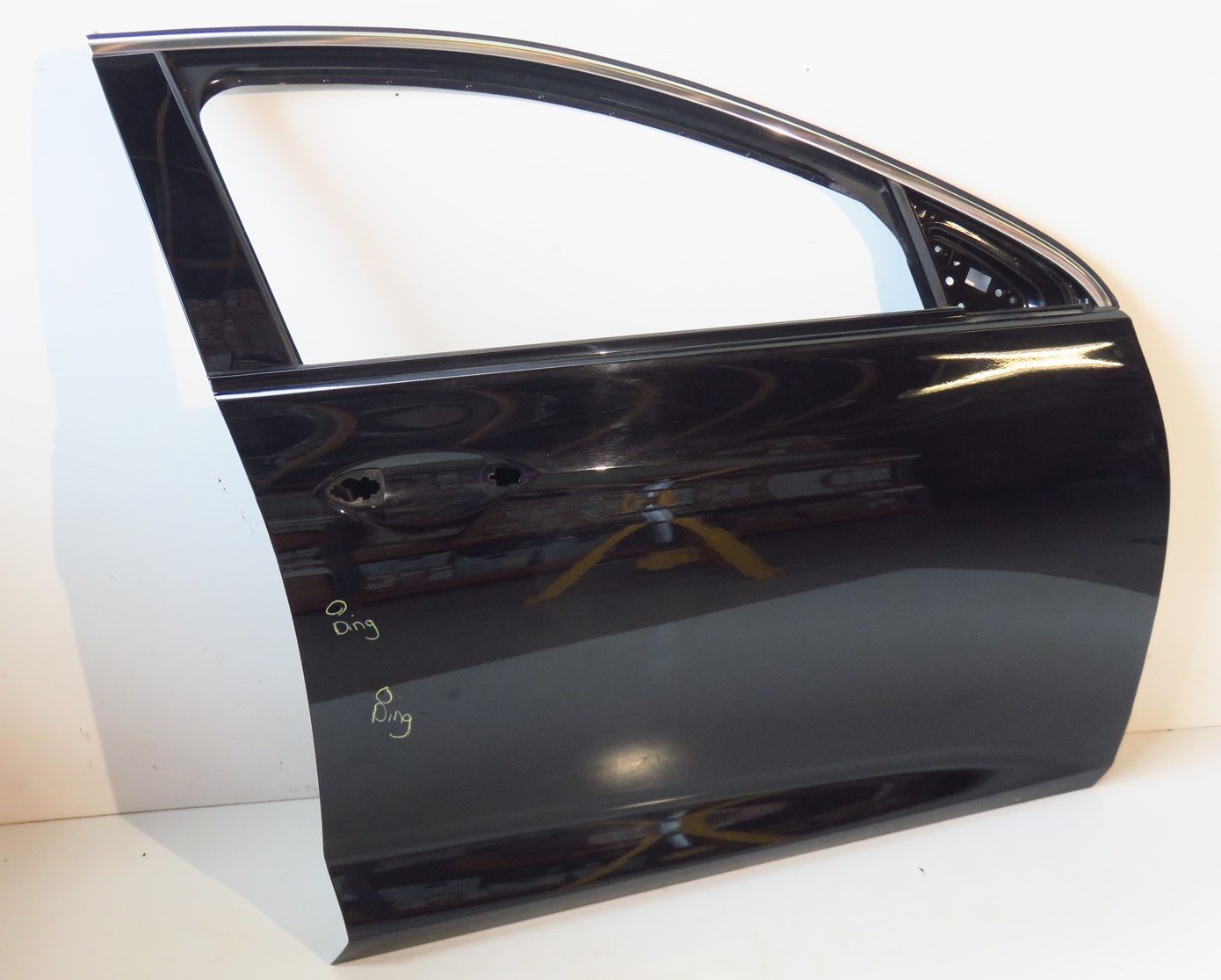 2018-2019 Buick Regal TOURX Passenger Front Door RH Side Shell OEM 18-19