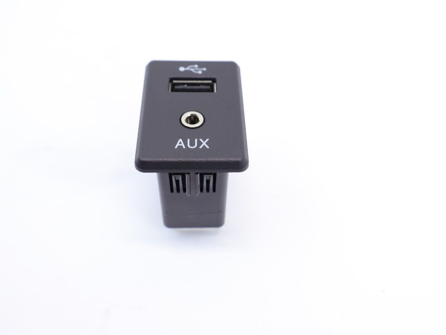 2018 Nissan ROGUE SPORT USB Aux Media Port Outlet Charging Plug OEM 18